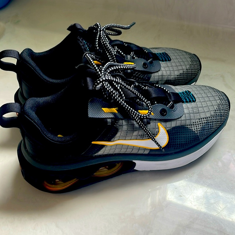 Men’s 7/womens 8.5 Nike Airmax in Black/Grey/Tangerine/Teal color way. See pics.